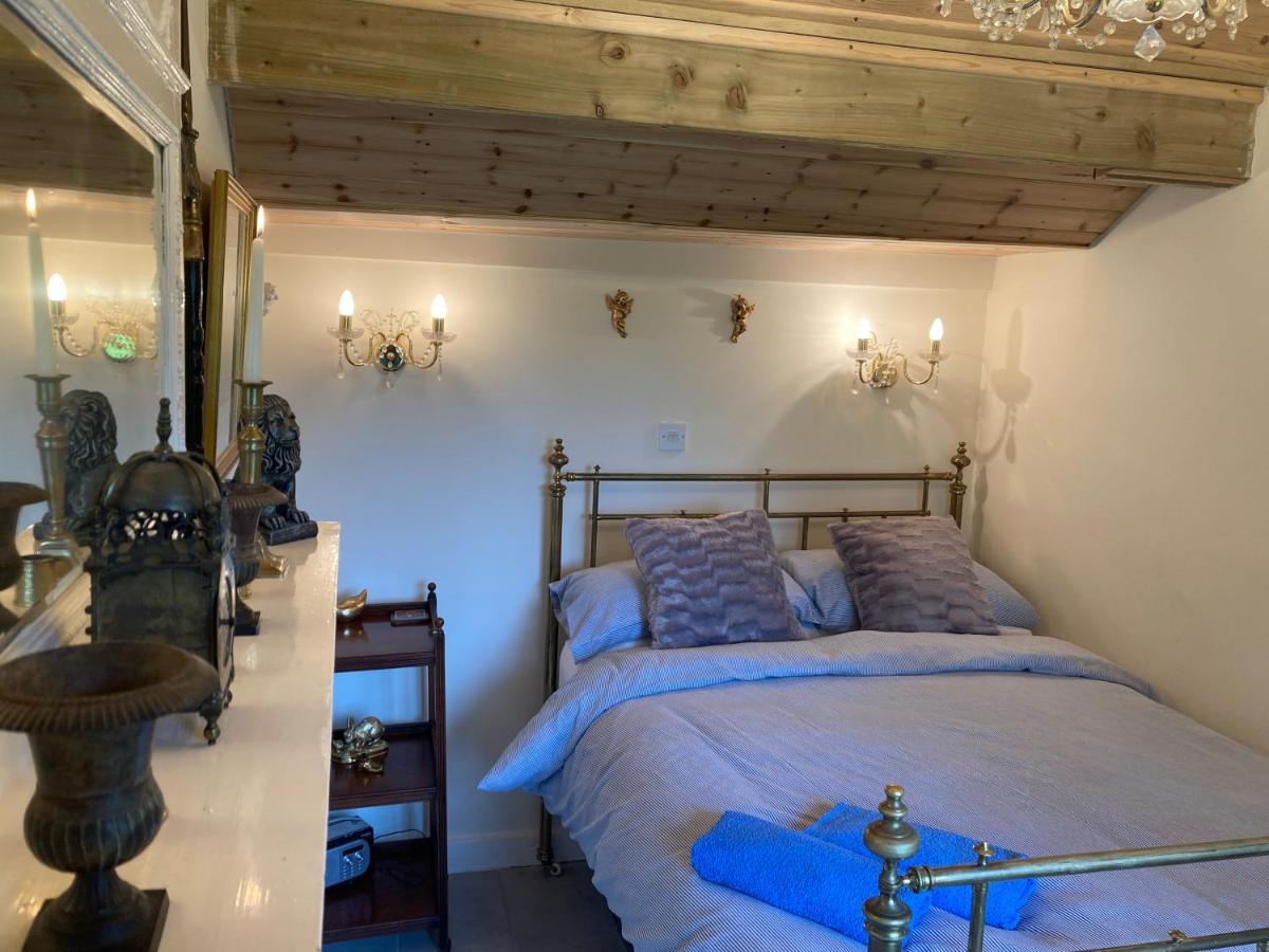 Holiday home The Gin Palace With Cozy Logburner