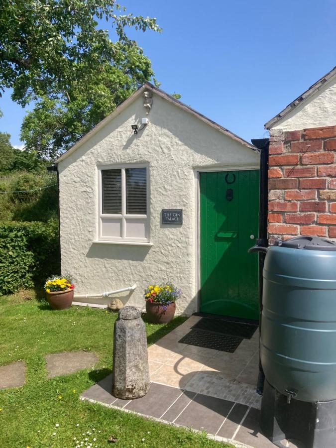 Holiday home The Gin Palace With Cozy Logburner *