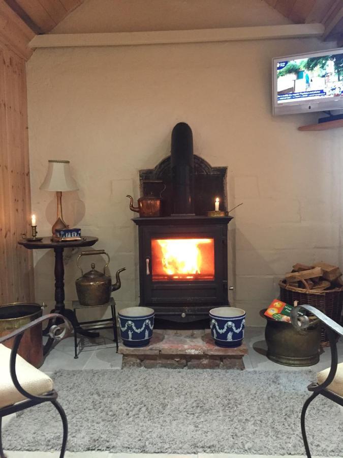 The Gin Palace With Cozy Logburner