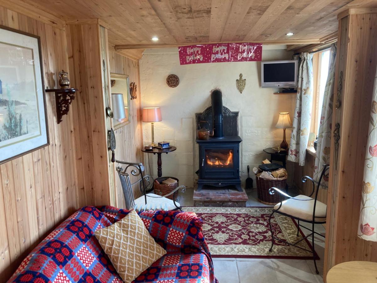 The Gin Palace With Cozy Logburner