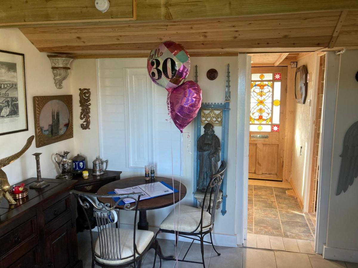 The Gin Palace With Cozy Logburner Wrexham